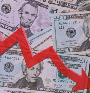 notas de dóalar com uma seta de indicador de queda