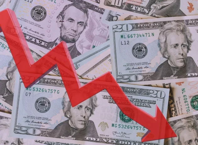 notas de dóalar com uma seta de indicador de queda