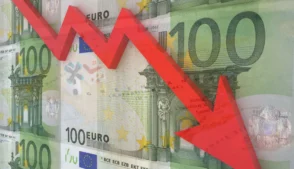 Ilustração com seta de queda sobre notas de 100 euros