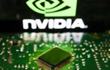 Logotipo da Nvidia exibido na tela de um celular e microchip.