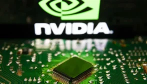 Logotipo da Nvidia exibido na tela de um celular e microchip.