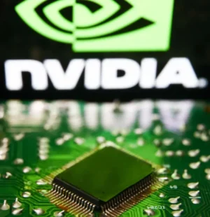 Logotipo da Nvidia exibido na tela de um celular e microchip.