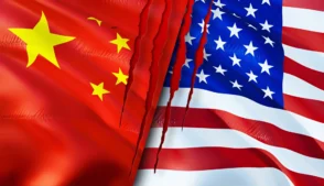 Bandeia da China e Estados unidos sobrepostas, mas com rasgos