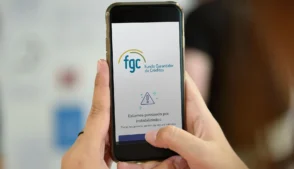 Celular com mensagem de instabilidade no aplicativo do FGC