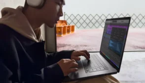 Homem editando um vídeo em um computador da Apple