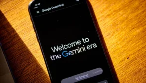 Celular em cima de uma mesa,com a tela aberta no Gemini