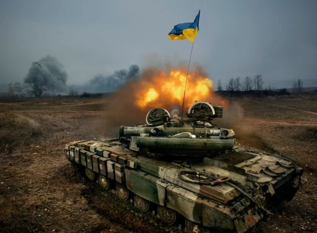 Tanque de guerra com bandeira da Ucrânia