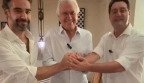 Ronaldo Caiado, Eduardo Leite e Ratihho Junior juntos, unindo as mãos.