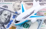 Avião de binquedo em cima de notas de ólar