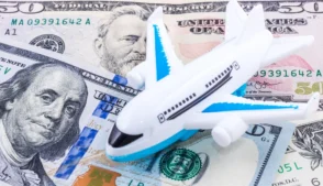 Avião de binquedo em cima de notas de ólar