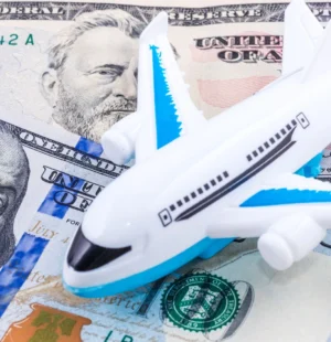 Avião de binquedo em cima de notas de ólar