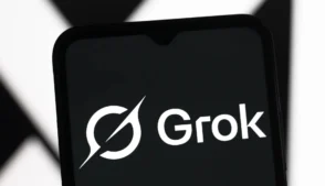 Logo Grok na tela de um celular