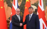 Xi Jinping (à direita) e Keir Starmer
