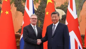Xi Jinping (à direita) e Keir Starmer
