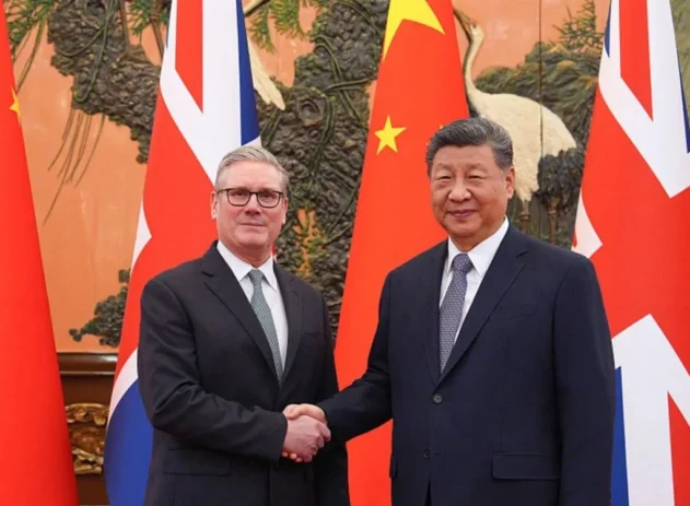 Xi Jinping (à direita) e Keir Starmer