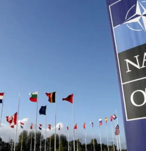 Fachada da Otan, com bandeiras de vários países