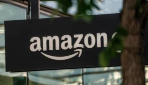 Logo da Amazon em um palca