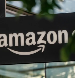 Logo da Amazon em um palca