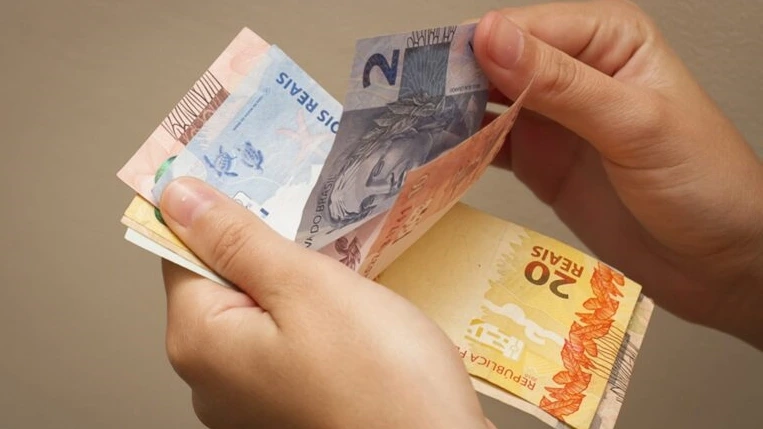 Dois a cada três brasileiros que poupam ainda não investem e o motivo chama atenção