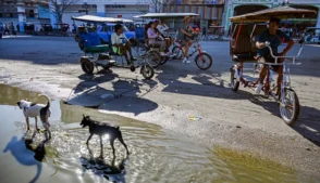 Vários triciclos de táxi circulam por uma rua de Havana em 13 de fevereiro de 2026. A crise de combustíveis em Cuba, e particularmente em Havana, está forçando muitos trabalhadores que dependem da mobilidade diária a abandonar carros a gasolina e recorrer a triciclos elétricos e triciclos de táxi como alternativas mais acessíveis.