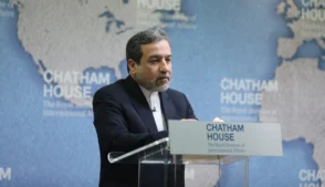 O ministro das Relações Exteriores do Irã, Abbas Araghchi, deixou neste domingo (15) para a Suíça para um segundo ciclo de conversas sobre o programa nuclear iraniano com os Estados Unidos.
