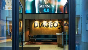 No noticiário corporativo, o destaque negativo foi a Diageo, maior fabricante de bebidas alcoólicas do mundo, cujas ações recuavam 8% pela manhã. A companhia revisou para baixo suas projeções de vendas e lucro para 2026, citando demanda mais fraca na América do Norte e na China no primeiro trimestre fiscal.