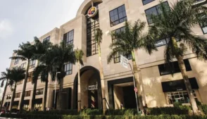 A Iguatemi S.A. (B3: IGTI11) encerrou 2025 com lucro líquido ajustado de R$ 610 milhões, avanço de 22,7% sobre 2024 e maior resultado da série histórica da companhia. No período, as vendas totais atingiram R$ 25,2 bilhões, alta de 19,3%, enquanto a receita bruta somou R$ 1,7 bilhão, crescimento de 16,2%.