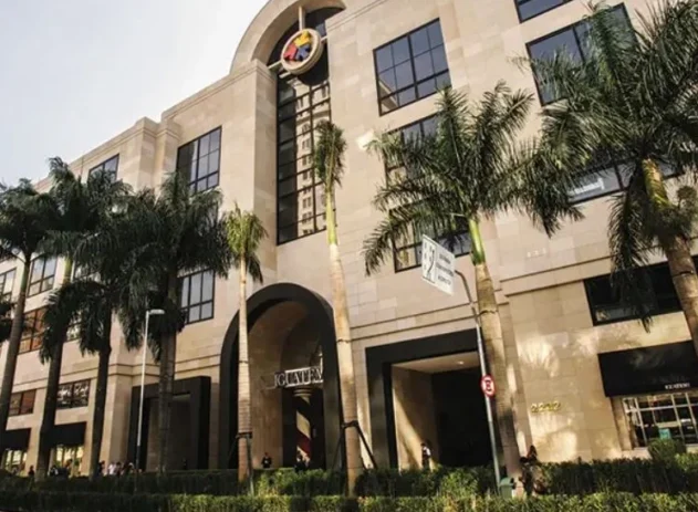 A Iguatemi S.A. (B3: IGTI11) encerrou 2025 com lucro líquido ajustado de R$ 610 milhões, avanço de 22,7% sobre 2024 e maior resultado da série histórica da companhia. No período, as vendas totais atingiram R$ 25,2 bilhões, alta de 19,3%, enquanto a receita bruta somou R$ 1,7 bilhão, crescimento de 16,2%.