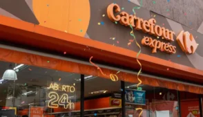 Fachada do Carrefour express com confete e seprentina