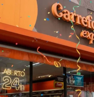 Fachada do Carrefour express com confete e seprentina