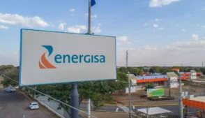 Placa da Energisa em um pátio da empres