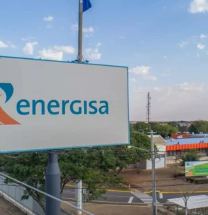 Placa da Energisa em um pátio da empres