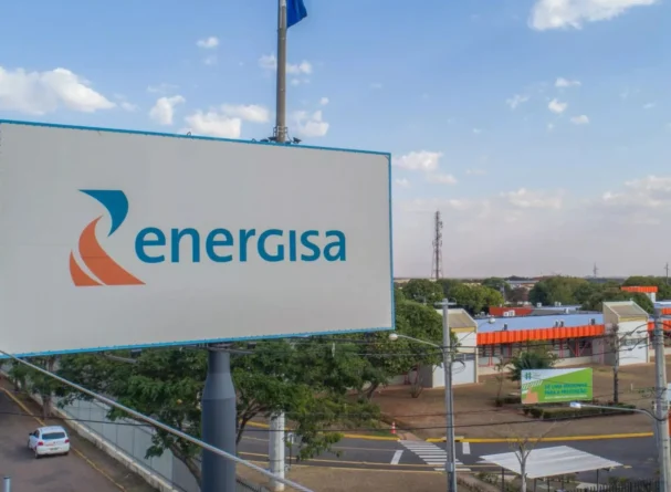 Placa da Energisa em um pátio da empres