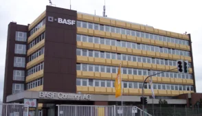 A Basf informou nesta sexta-feira, 27, que registrou lucro líquido de 560 milhões de euros (R$ 3,4 bilhões) no quarto trimestre de 2025, resultado bem acima da projeção de 285 milhões de euros (R$ 1,73 bilhão) apurada por analistas consultados pela Dow Jones. Segundo a gigante química alemã, o desempenho foi favorecido pela aceleração de programas de redução de custos.