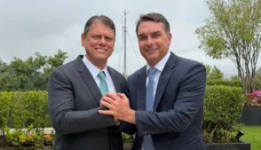 O senador Flávio Bolsonaro (PL-RJ), que se apresenta como pré-candidato à Presidência da República, publicou na manhã desta sexta-feira (27) uma foto ao lado do governador de São Paulo, Tarcísio de Freitas (Republicanos), e declarou que os dois pretendem “fazer história juntos”.