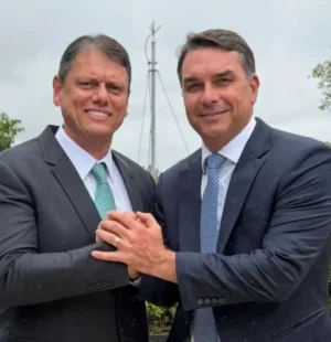 O senador Flávio Bolsonaro (PL-RJ), que se apresenta como pré-candidato à Presidência da República, publicou na manhã desta sexta-feira (27) uma foto ao lado do governador de São Paulo, Tarcísio de Freitas (Republicanos), e declarou que os dois pretendem “fazer história juntos”.
