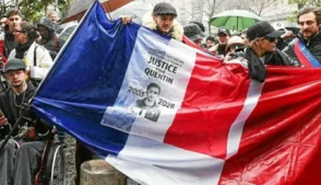 Quentin Deranque, de 23 anos, morreu no fim de semana após uma agressão na quinta-feira à margem de um protesto da extrema direita contra um evento da eurodeputada de esquerda Rima Hassan em uma universidade de Lyon, no sudeste do país.