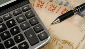 A Dívida Pública Federal (DPF) encerrou janeiro em R$ 8,641 trilhões, com leve alta de 0,07% frente aos R$ 8,635 trilhões registrados em dezembro, de acordo com dados divulgados nesta quarta-feira (25) pelo Tesouro Nacional. O movimento reflete principalmente o impacto da incorporação de juros no período.