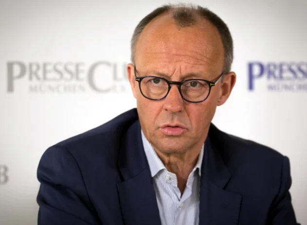 Um ano após sua vitória eleitoral, o chanceler alemão Friedrich Merz buscou animar seu partido conservador nesta sexta-feira (20), prometendo progressos mais rápidos no cumprimento das promessas de campanha para reiniciar a economia e modernizar o país.
