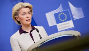 A chefe da UE, Ursula von der Leyen, afirmou nesta terça-feira (24) que o bloco cumprirá a promessa de um empréstimo multibilionário para a Ucrânia, apesar do veto da Hungria, um membro do bloco próximo ao Kremlin.
