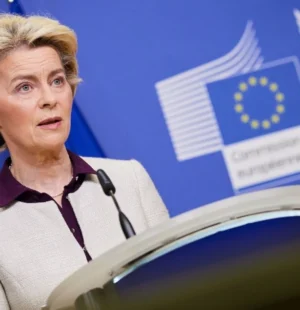 A chefe da UE, Ursula von der Leyen, afirmou nesta terça-feira (24) que o bloco cumprirá a promessa de um empréstimo multibilionário para a Ucrânia, apesar do veto da Hungria, um membro do bloco próximo ao Kremlin.