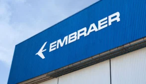Logo da Embraer em um hangar
