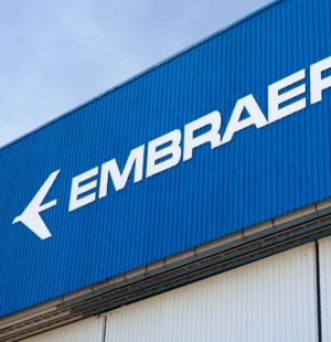 Logo da Embraer em um hangar