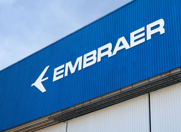Logo da Embraer em um hangar