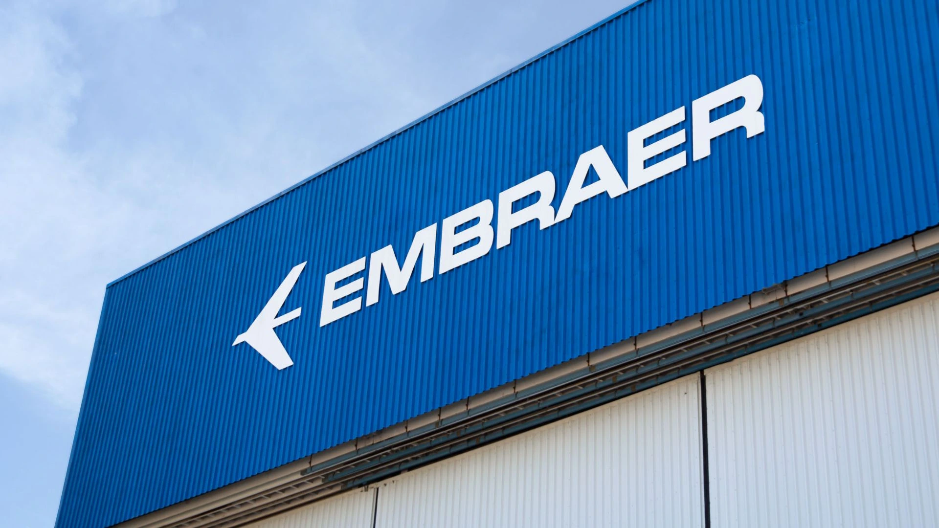Ações da Embraer caem no menor nível em quase oito meses; entenda o porquê