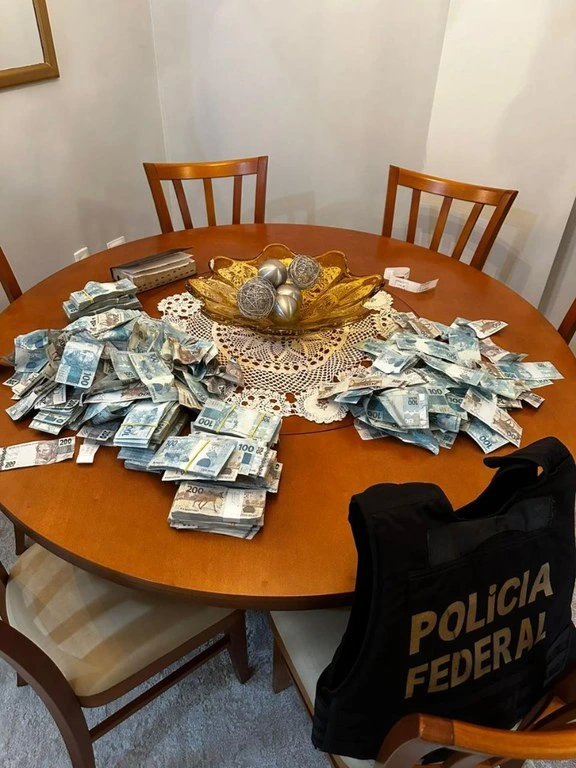 Investigado no caso Master e RioPrevidência joga mala com R$ 429 mil pela janela durante operação da PF