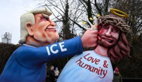 Um carro alegórico projetado pelo construtor alemão Jacques Tilly, apresentando o presidente dos EUA, Donald Trump, é fotografado durante o desfile para celebrar a Segunda-feira de Carnaval (Rosenmontag), em 16 de fevereiro de 2026, em Düsseldorf, oeste da Alemanha