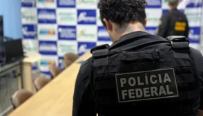 Oficial da Policia Federal em ação