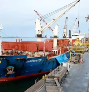 Navio no Porto de Santos