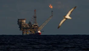 A arrecadação de royalties do petróleo registrou alta em 2025, mesmo diante de um preço médio do barril inferior ao de 2024. Segundo dados divulgados nesta quinta-feira (26) pela Agência Nacional do Petróleo, Gás Natural e Biocombustíveis (ANP), o total arrecadado chegou a R$ 62,2 bilhões, avanço de 6,8% em relação aos R$ 58,2 bilhões do ano anterior.